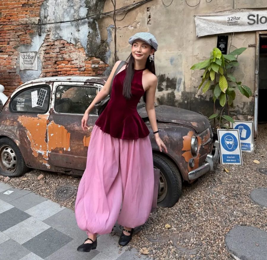 Áo cổ yếm kết hợp quần thụng