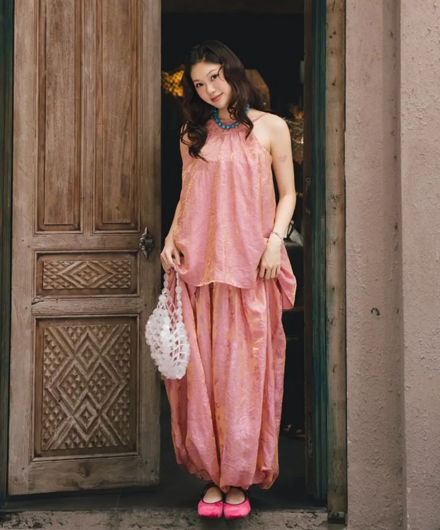 Áo cổ yếm kết hợp quần thụng