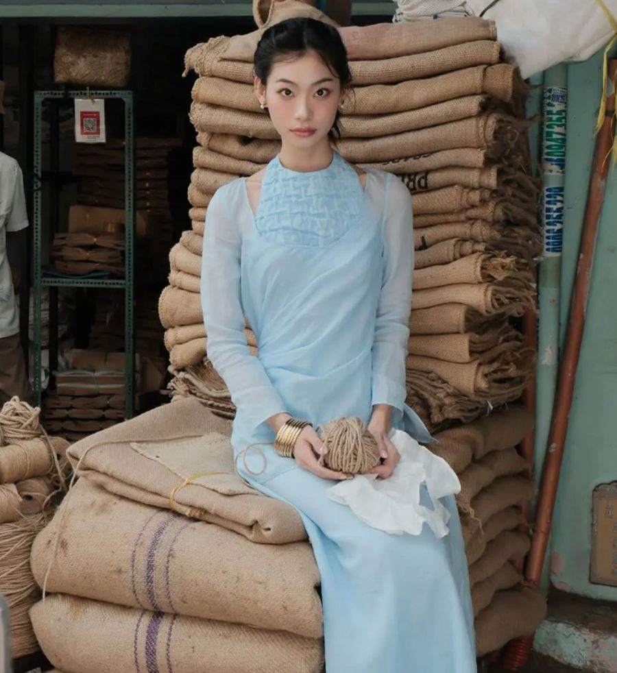 Áo yếm phối cùng lớp khoác mỏng