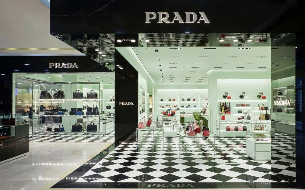 Tổng Quan Về Thương Hiệu Prada: Lịch Sử & Đặc Điểm Nổi Bật - 1
