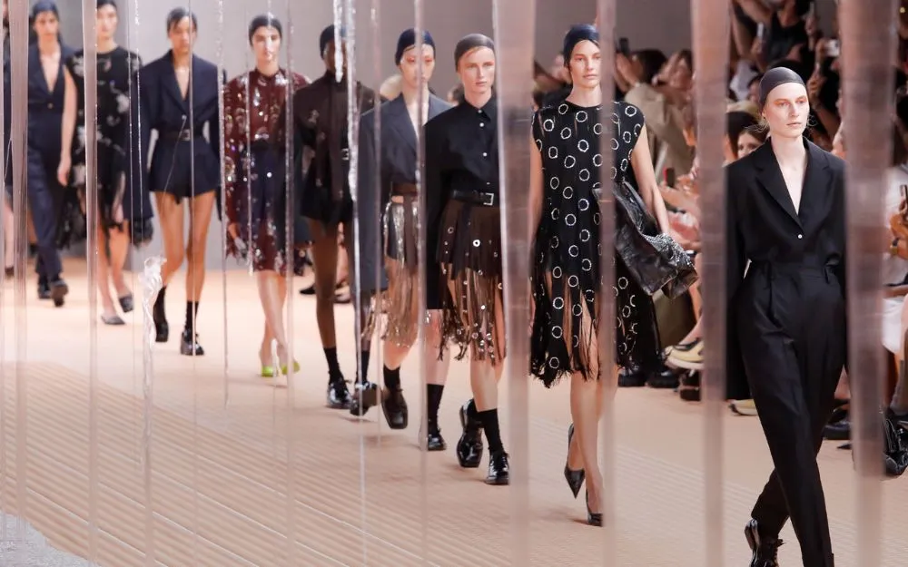 Tổng Quan Về Thương Hiệu Prada: Lịch Sử & Đặc Điểm Nổi Bật - 2