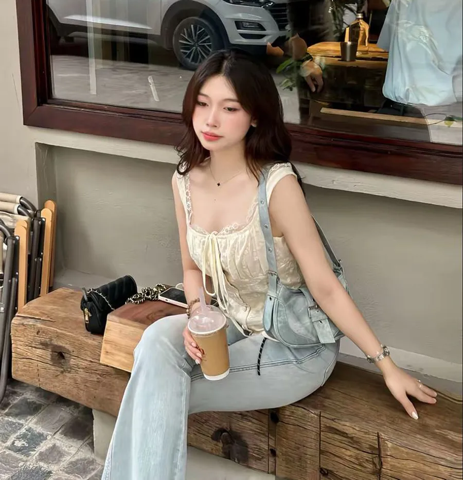 Áo tanktop mix quần jeans ống rộng