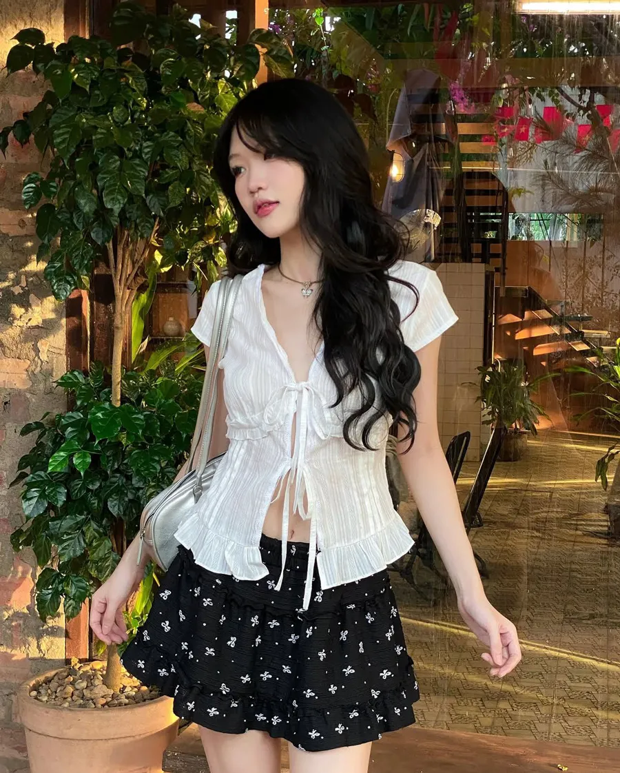 Áo sơ mi kết hợp chân váy ngắn hoặc quần ống suông