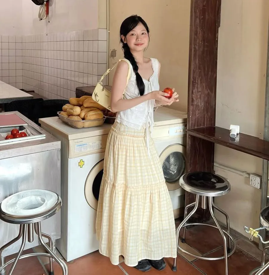 Chân váy midi dáng dài kết hợp áo thun