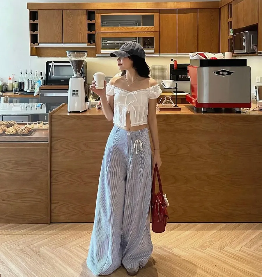 Áo croptop và quần ống rộng