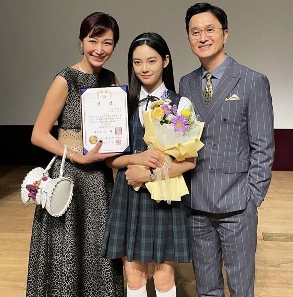 Bố mẹ chụp kỷ yếu cùng con mặc gì? Top outfit đẹp - 18