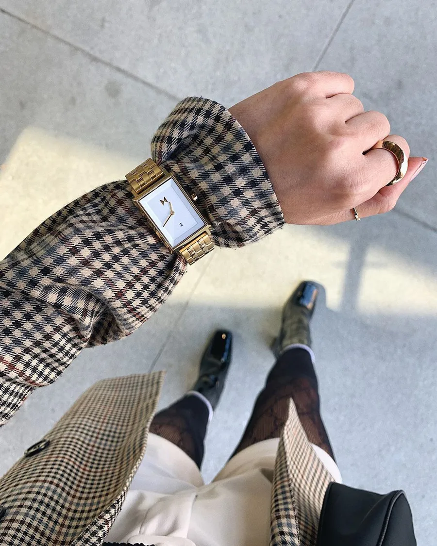 Cách đeo 9 - Đeo bên ngoài cổ tay áo