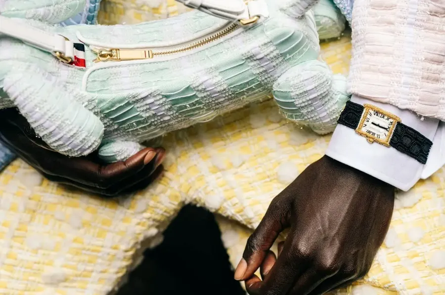 Cách đeo 14 - Thêu thẳng lên trang phục