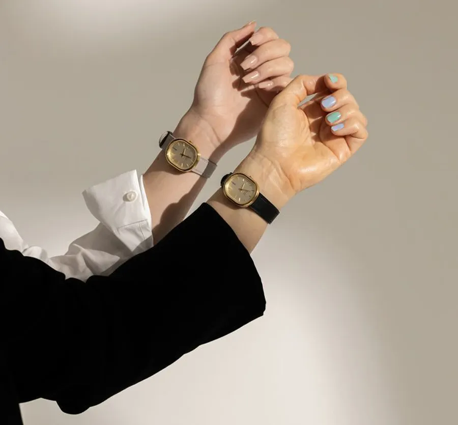 Cách đeo 3 - Đeo mặt số ở phía trong cổ tay, còn gọi là kiểu John Wick