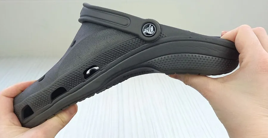 Cách phân biệt dép Crocs thật và giả
