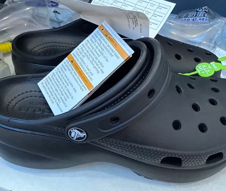 Cách phân biệt dép Crocs thật và giả