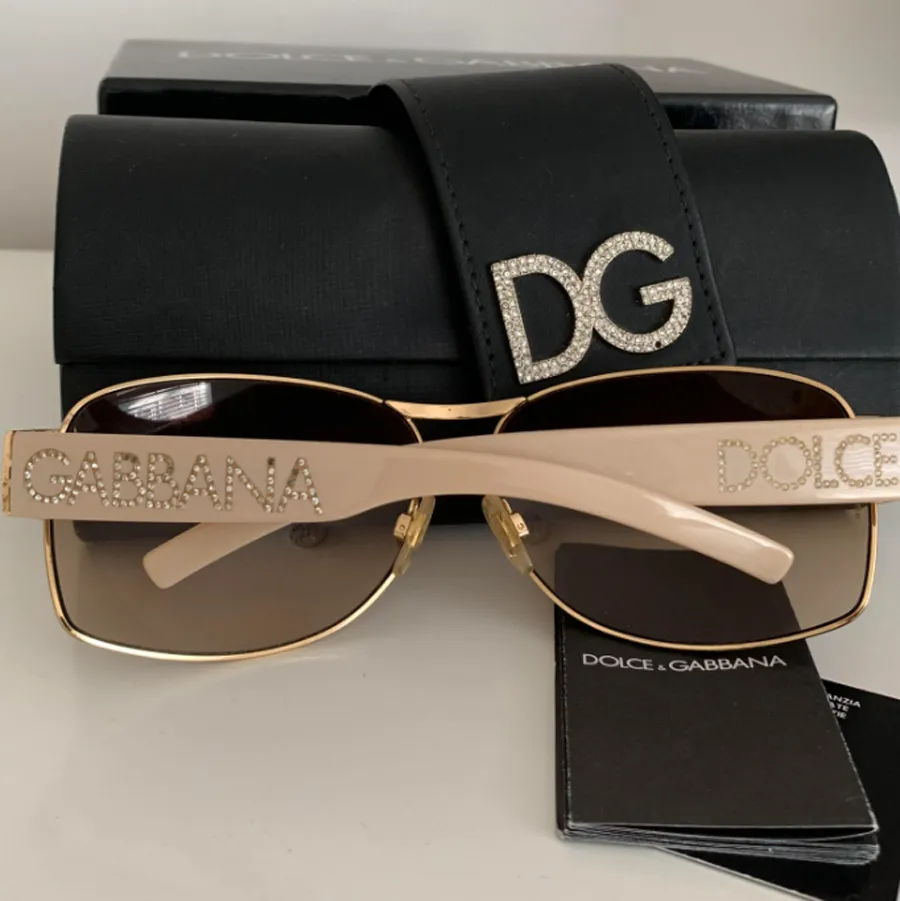 Cách nhận biết kính mắt Dolce & Gabbana chính hãng