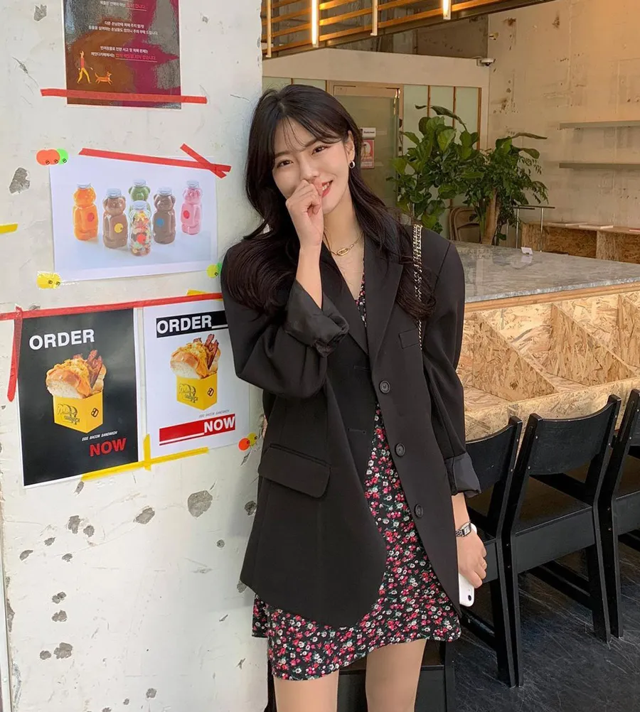 Phối đầm với áo khoác blazer cho phong cách thanh lịch