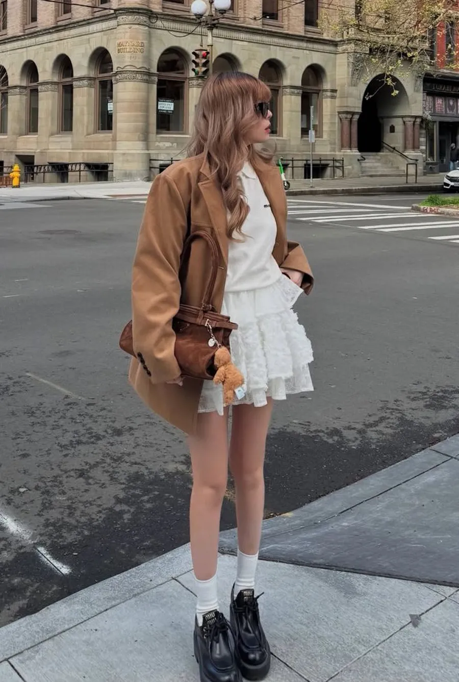 Áo khoác dài kết hợp với đầm tạo hiệu ứng thon gọn