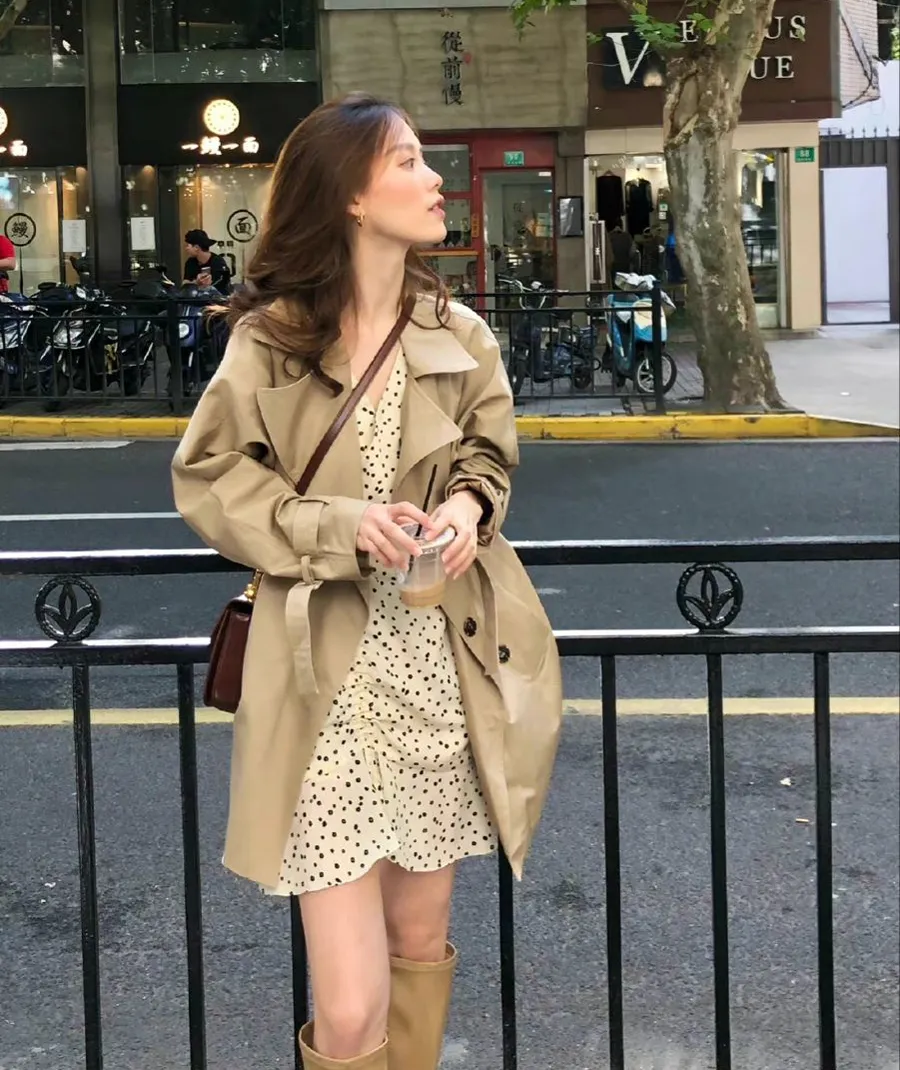 Áo khoác dài kết hợp với đầm tạo hiệu ứng thon gọn