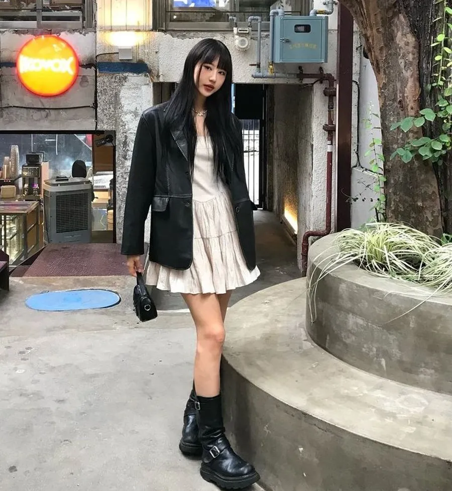 Áo khoác dài kết hợp với đầm tạo hiệu ứng thon gọn