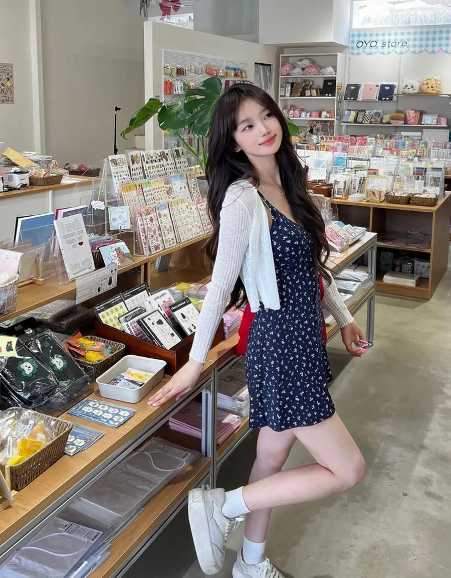 Phối đầm với áo khoác cardigan cho phong cách nữ tính