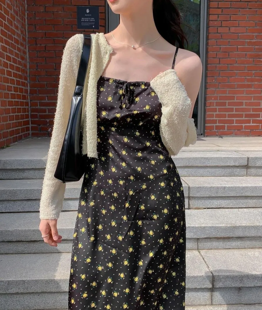 Áo khoác phối đầm dây cho outfit mùa hè