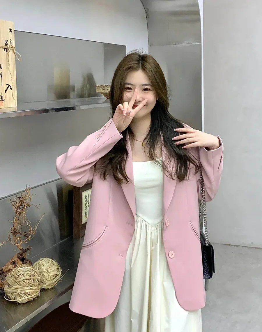 Phối đầm với áo khoác blazer cho phong cách thanh lịch