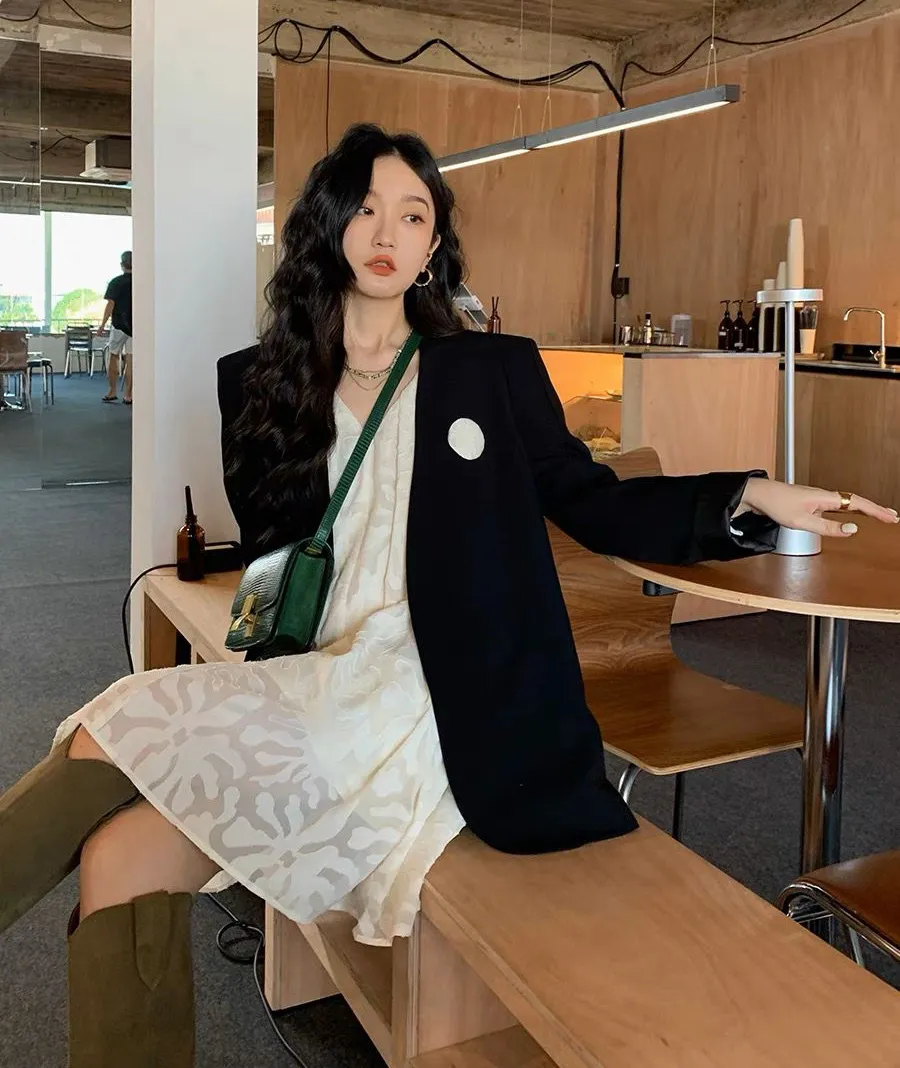 Phối áo khoác với đầm theo form người sao cho tôn dáng