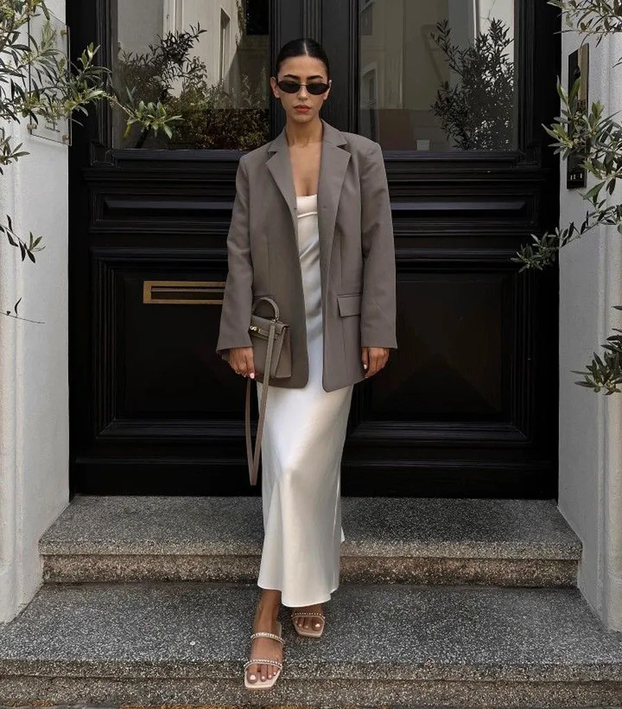 Phối đầm với áo khoác blazer cho phong cách thanh lịch