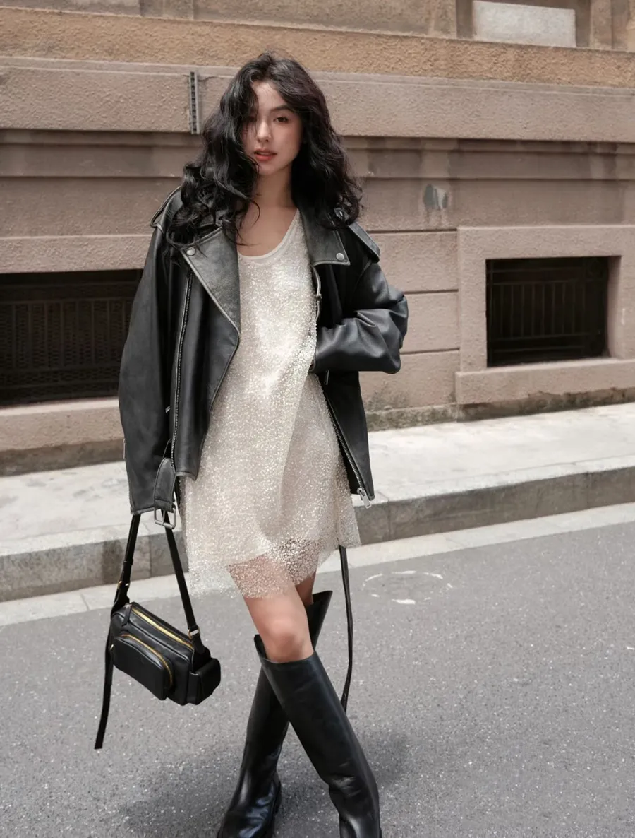 Áo khoác da phối với đầm cho phong cách cá tính