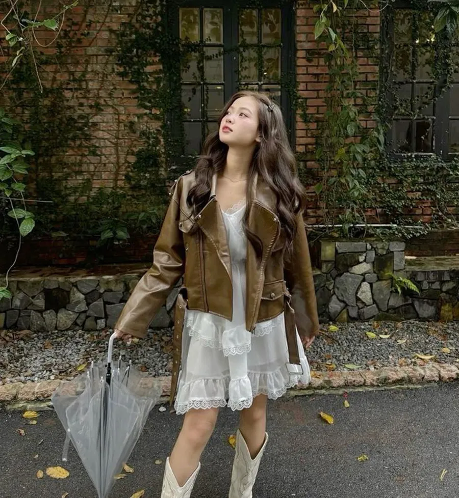 Áo khoác da phối với đầm cho phong cách cá tính