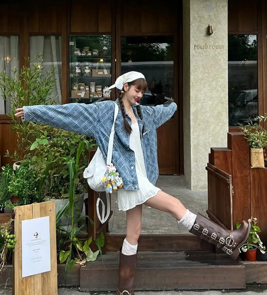 Áo khoác denim phối với đầm trẻ trung, năng động