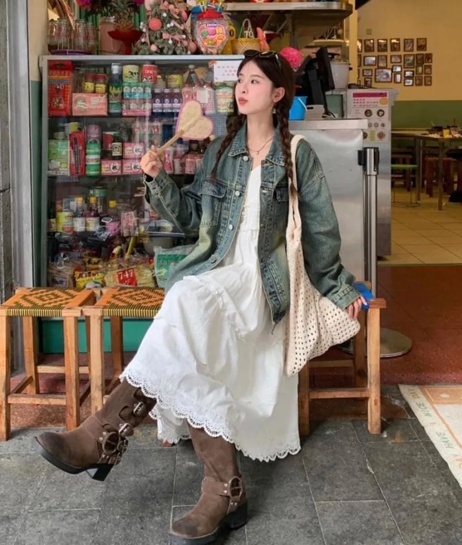 Áo khoác denim phối với đầm trẻ trung, năng động