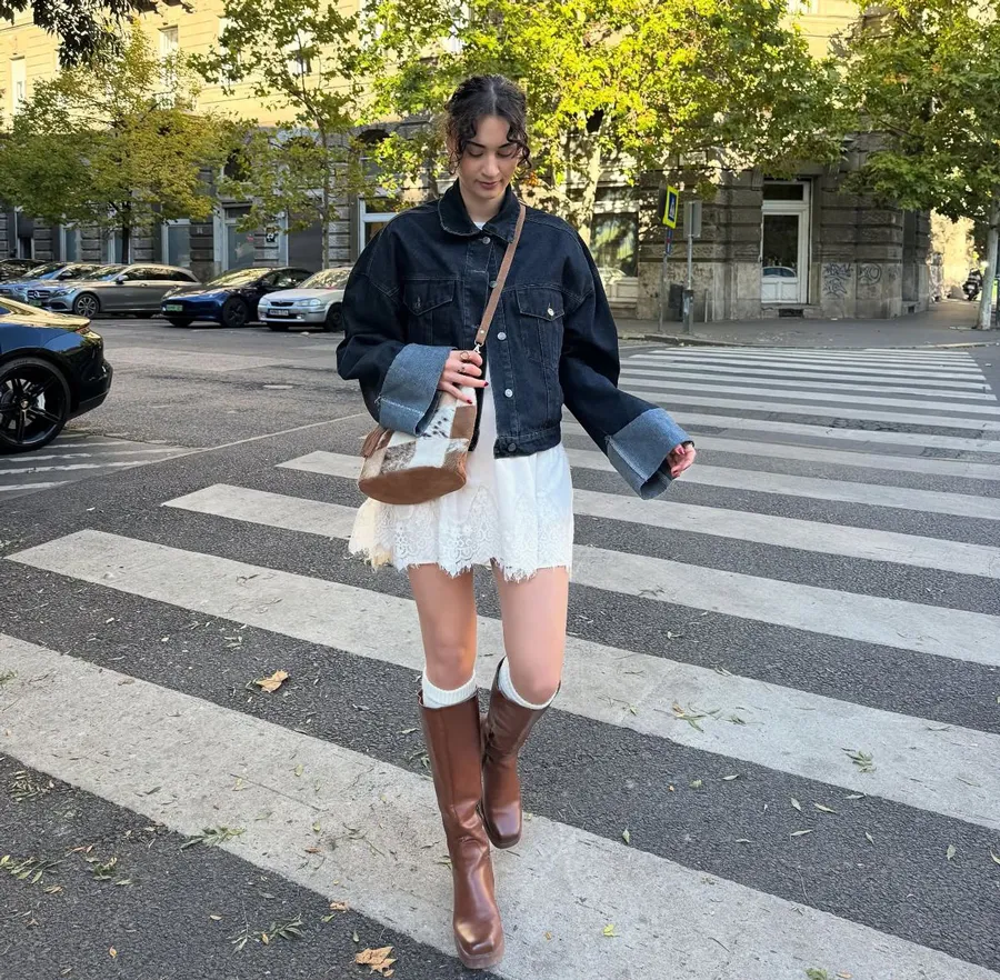 Áo khoác denim phối với đầm trẻ trung, năng động