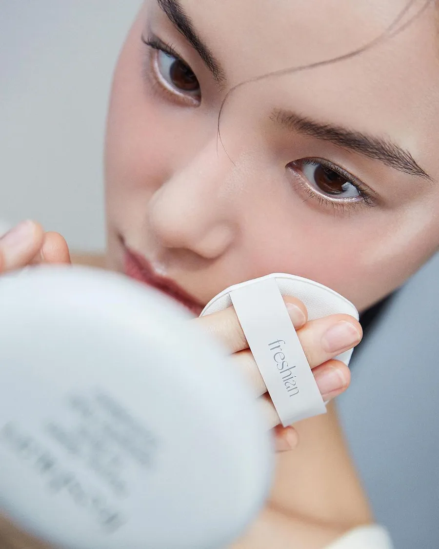 Ưu tiên cushion có ghi “Matte”, “Oil Control” hoặc “Sebum Control”