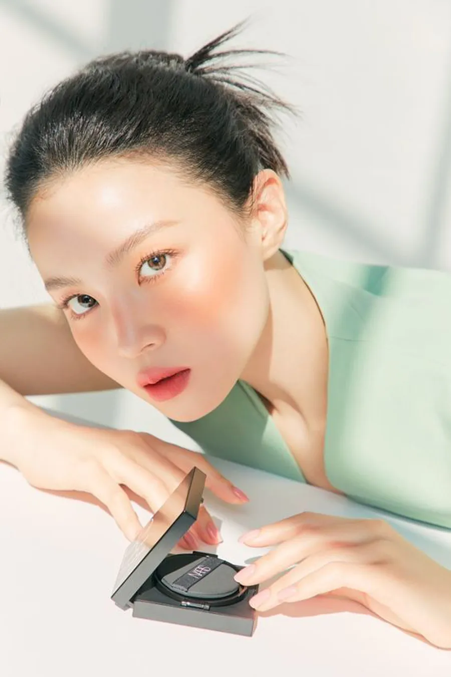 Ưu tiên cushion có ghi “Matte”, “Oil Control” hoặc “Sebum Control”