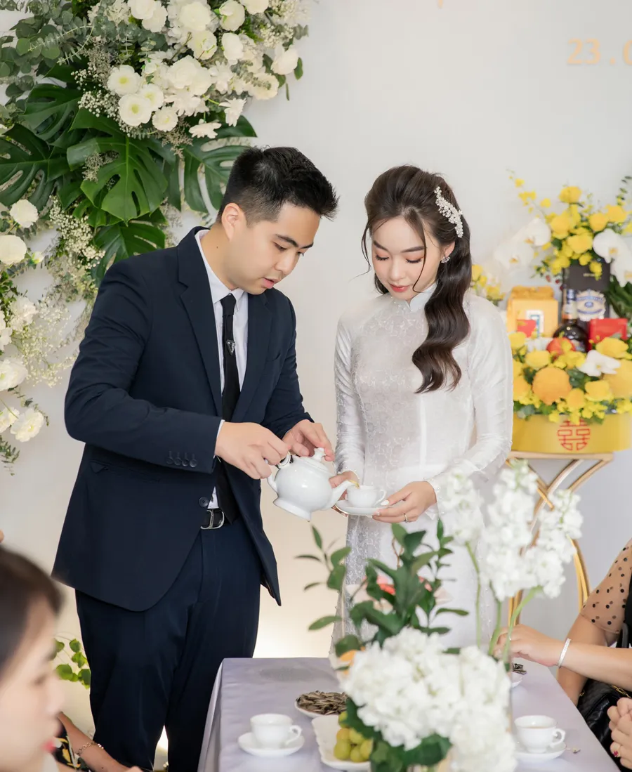 Quần âu, áo sơ mi hoặc áo vest