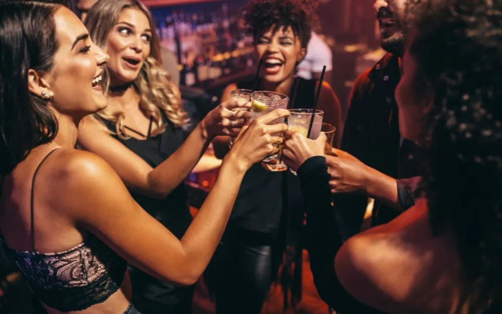 Đi Bar Mặc Gì Sang? Gợi Ý 20 Outfit Cháy, Chất Cho Nam Nữ - 1