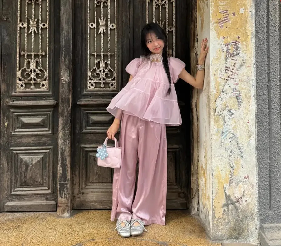 Cách phối đồ với giày thể thao satin theo xu hướng