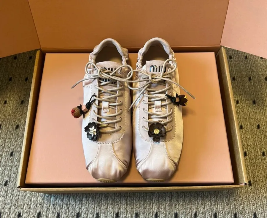 giày thể thao satin