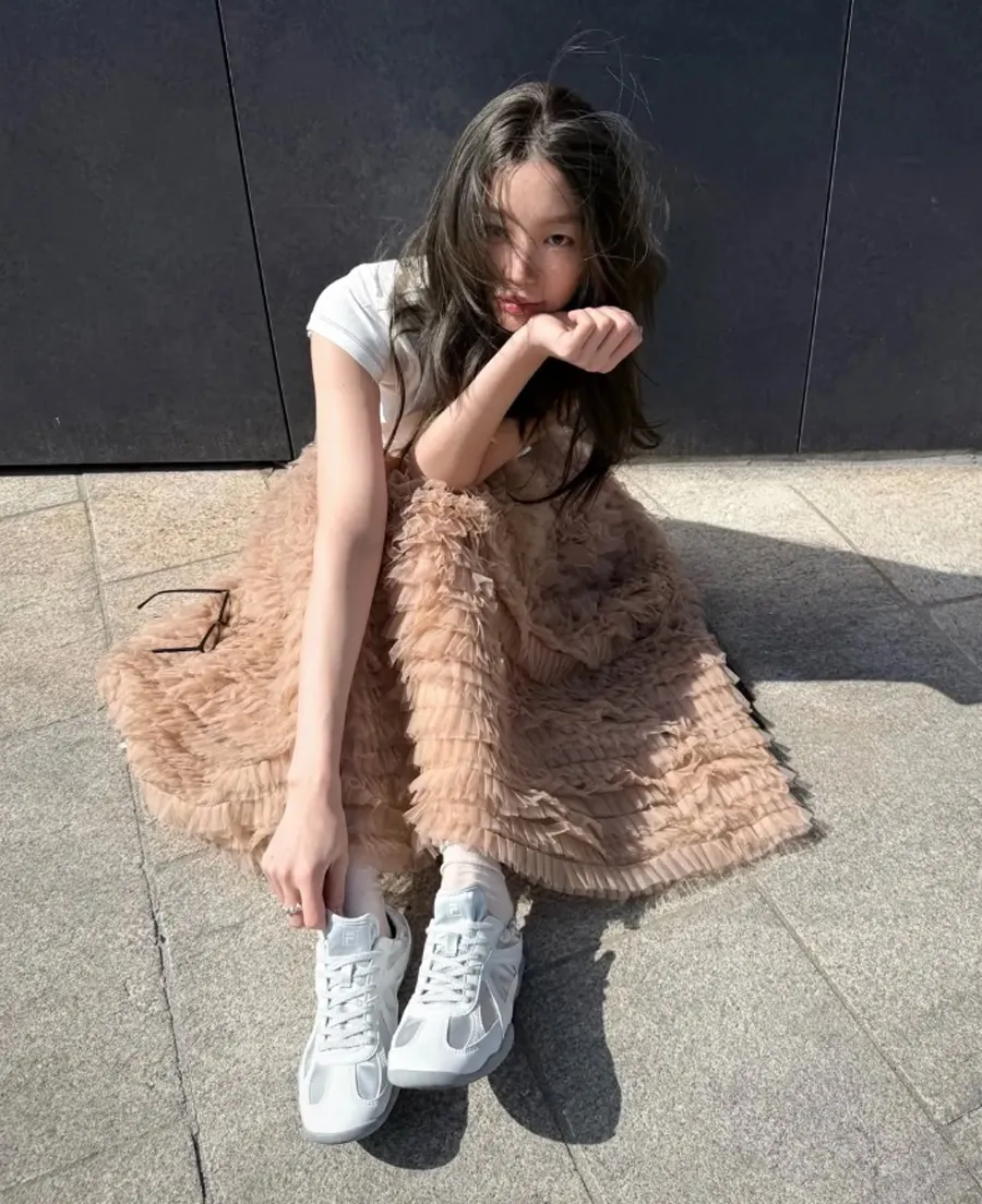 Cách phối đồ với giày thể thao satin theo xu hướng