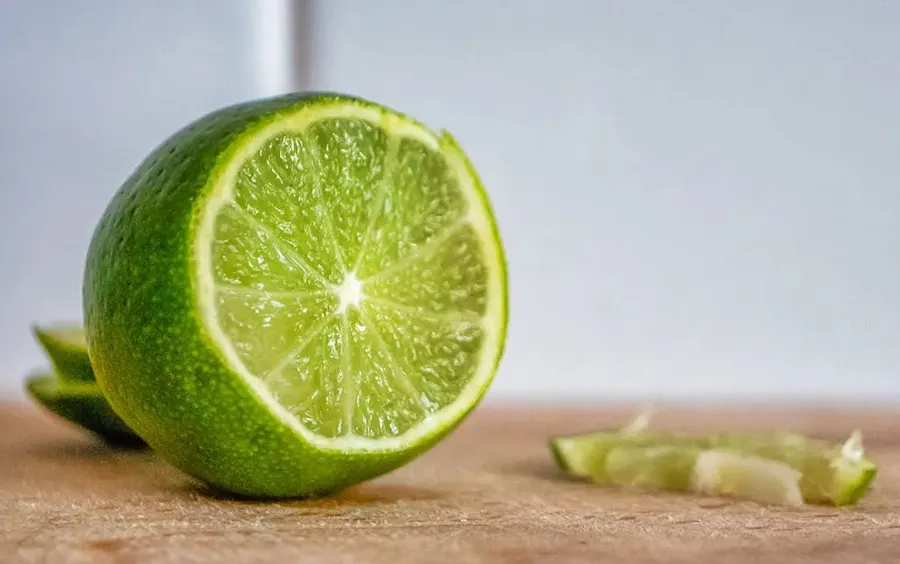 Mặt nạ khổ qua và nước cốt chanh giúp kiểm soát dầu mụn 