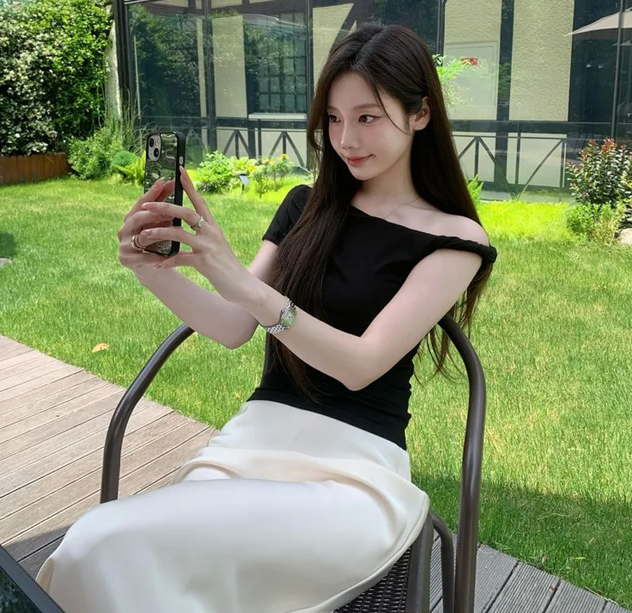 Áo trễ vai và chân váy lụa dài nữ tính