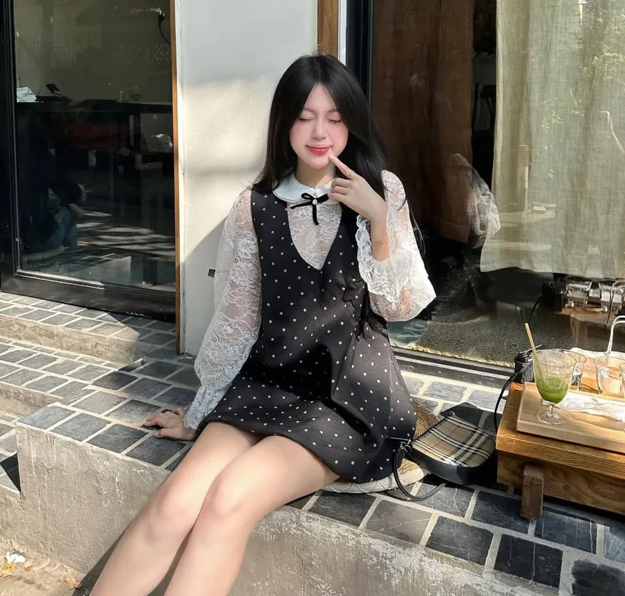 Váy yếm và áo ren