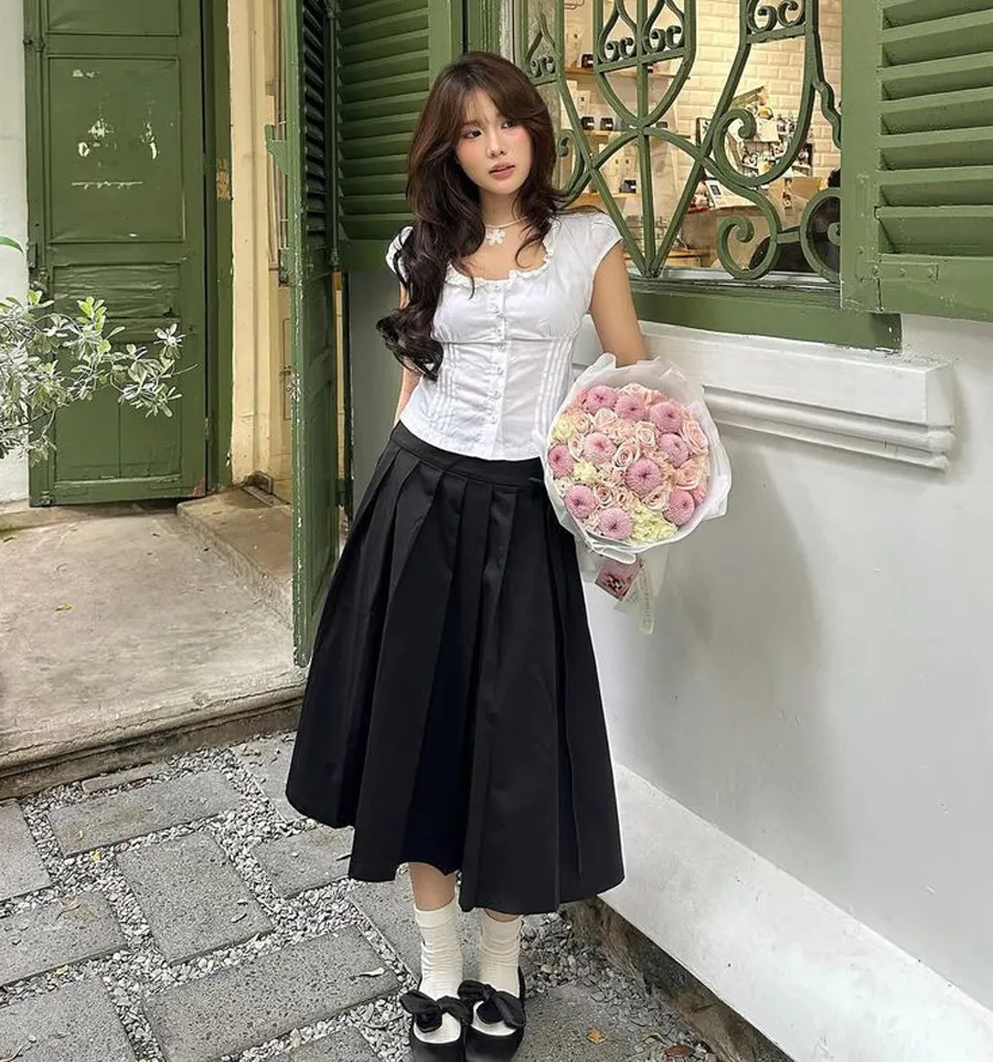 Áo cách điệu và chân váy xếp ly