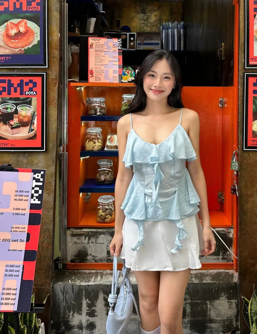 Áo 2 dây và chân váy hoặc quần short