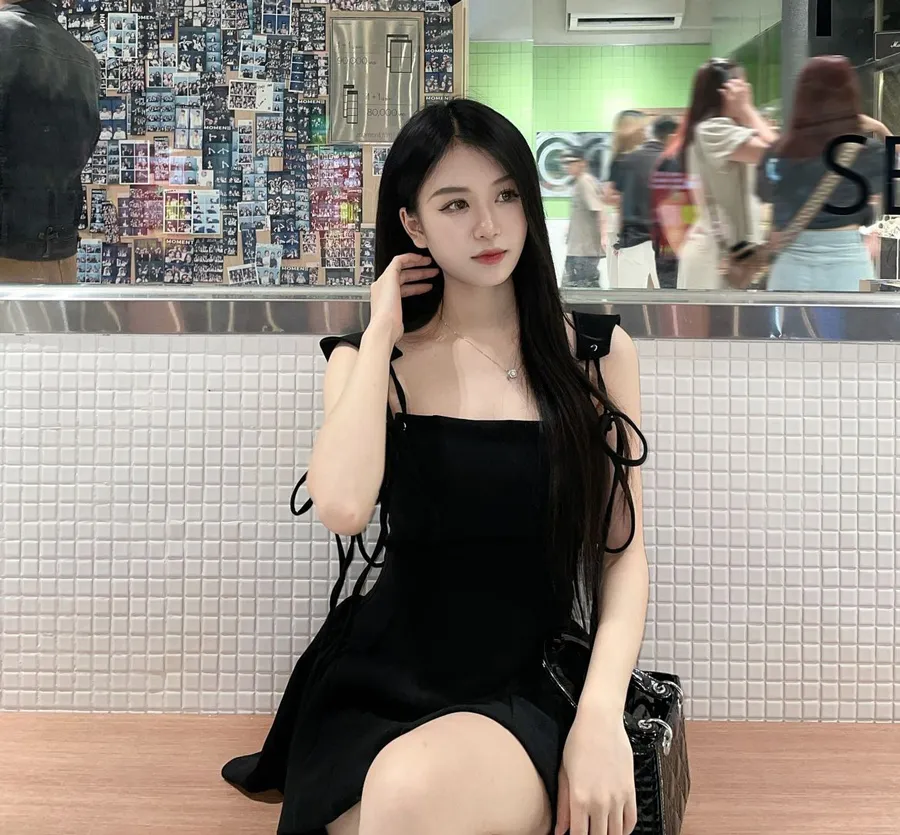 Váy đen huyền bí