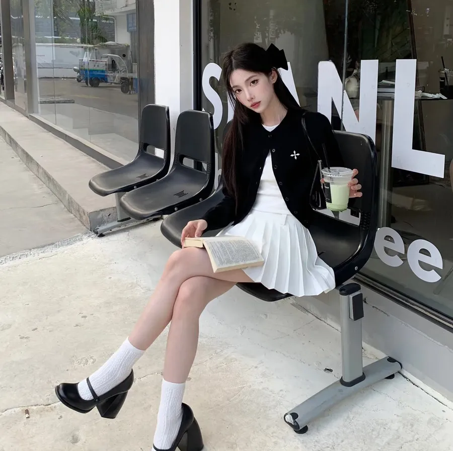 Phối áo thun, chân váy ngắn và áo khoác ngoài