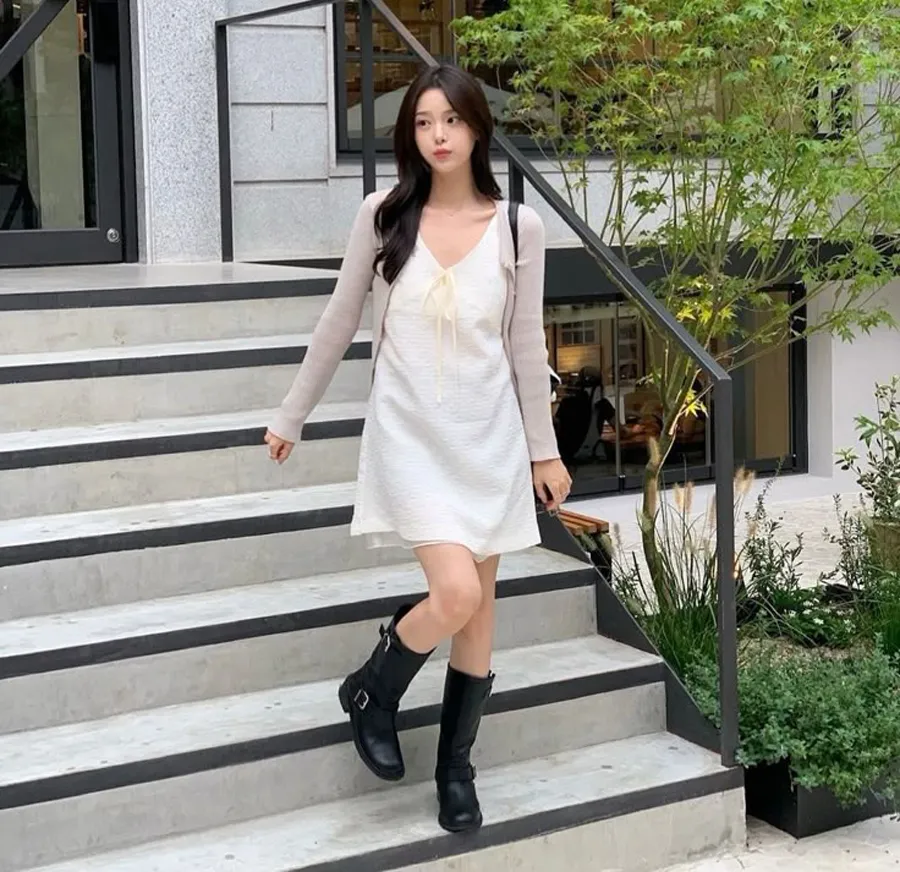 Váy xoè liền thân mặc với cardigan khoác ngoài