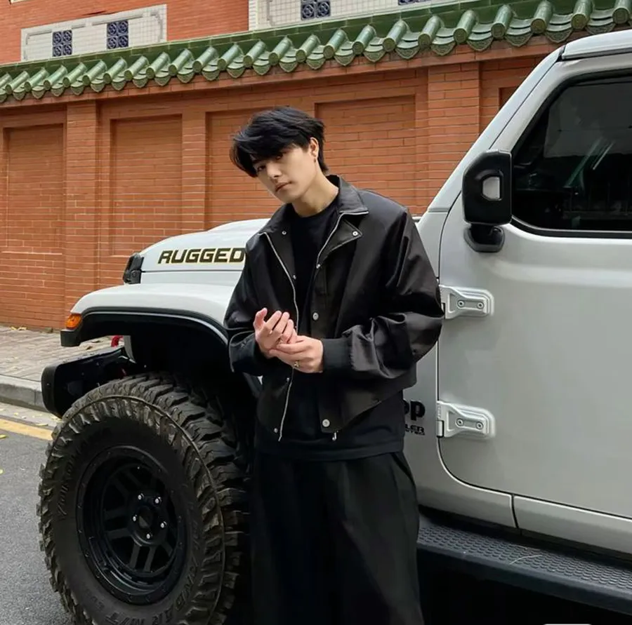 Hoá “boy phố” với áo khoác da và quần jogger