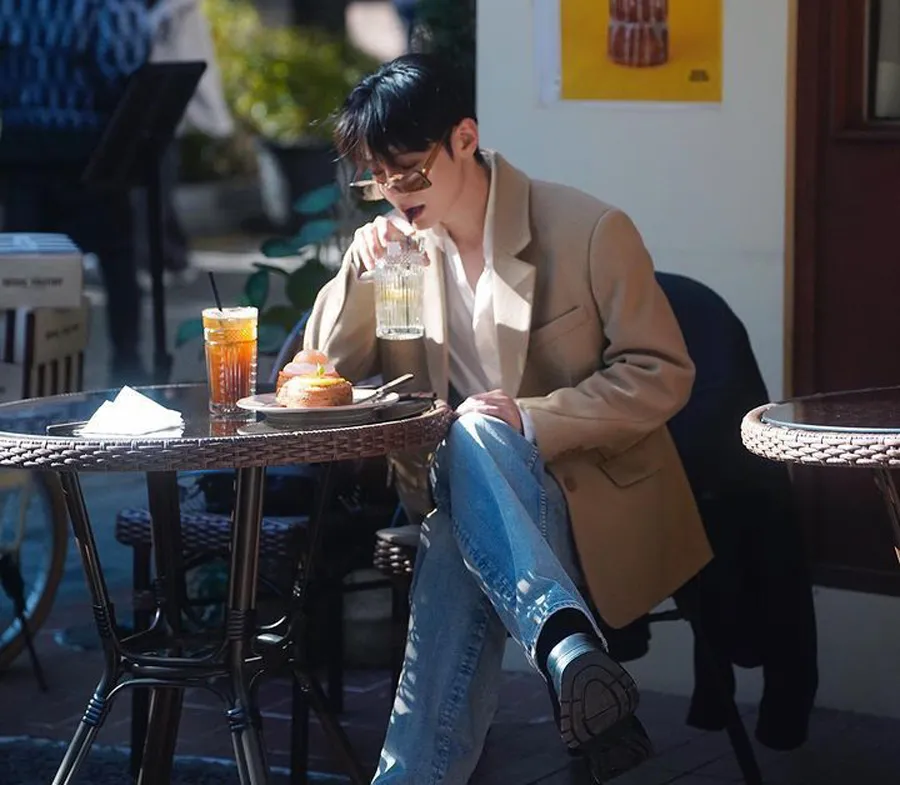 Phối áo khoác dáng dài với quần kaki