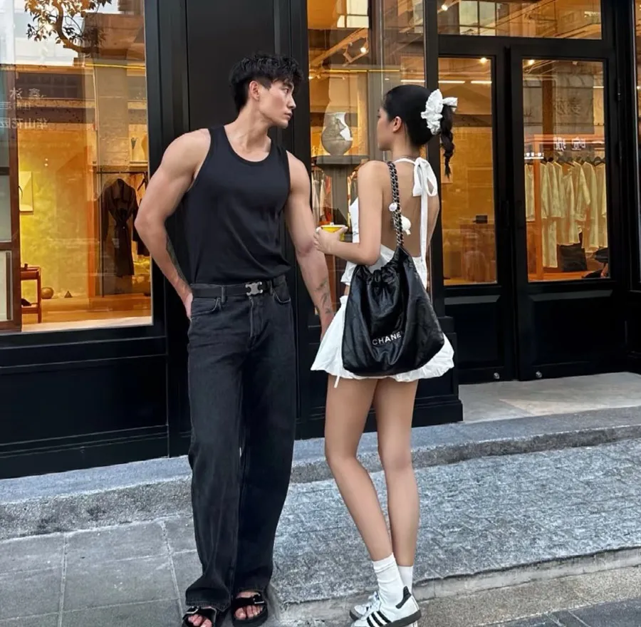 Phối đồ couple với những màu đối xứng