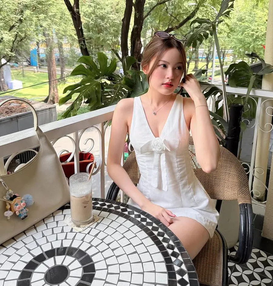 Váy màu trắng tinh khôi