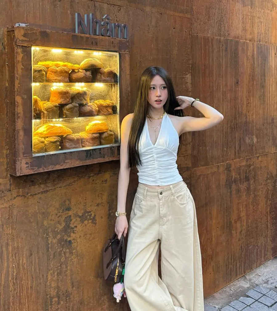 Áo croptop cùng quần ống rộng